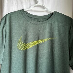 NIKE Dri Fit Men’s T Shirt Shortsleeve Green and Yellow Size L